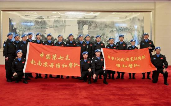 △维和警队全体成员合影