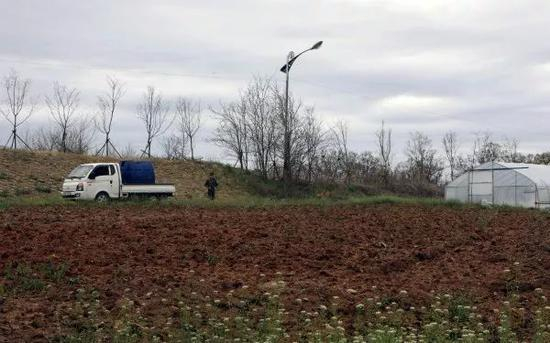 4月24日，一名韩国士兵在大成洞村执勤。新华社记者李鹏摄