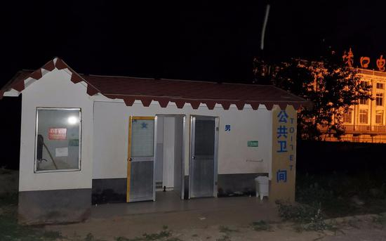 6月11日晚八点，阜南县郜台乡桂庙村，刚修好半年多的公共厕所断水断电。 新京报记者 李云蝶 摄