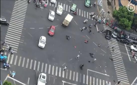 今日上午，事故现场有多辆电动车被撞。网络视频截图