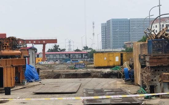 　　7月4日，青岛地铁1号线胜利桥站施工现场坍塌，出现了一个100平方米左右的大坑。新京报记者 王文秋 摄