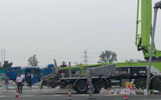 7月4日，青岛市调动大型机械在坍塌现场救援。新京报记者 王文秋 摄