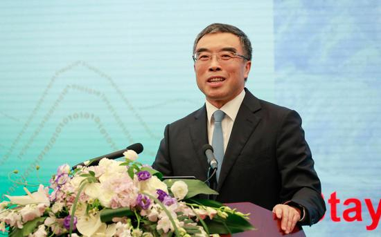董事长梁华在华为2019年上半年业绩发布会上。