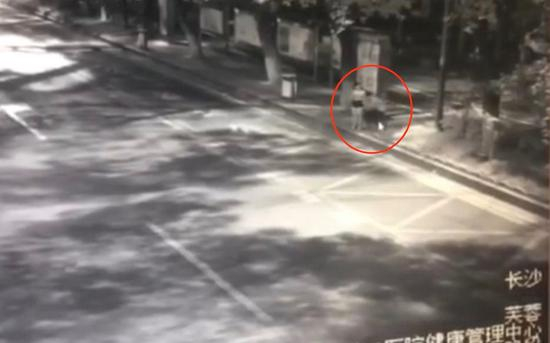 一男子从女子身后袭击其臀部后逃走。监控视频截图