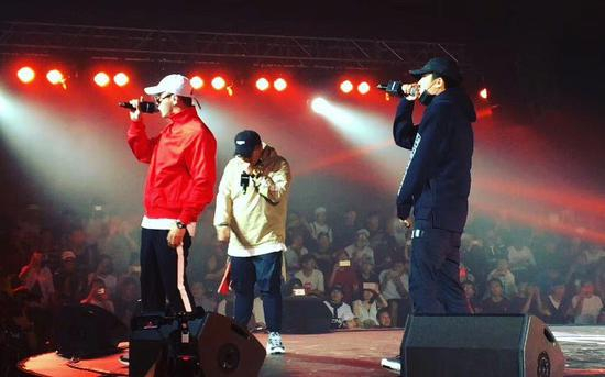 红花会歌手演出现场。图/视觉中国