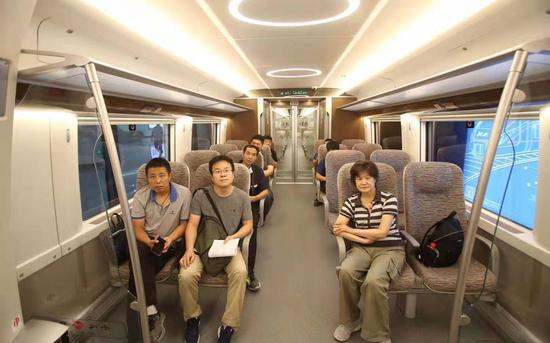 车厢内分设普通车厢和商务车厢，普通车厢座椅采用“2+2”布置。摄影/新京报记者 王贵彬