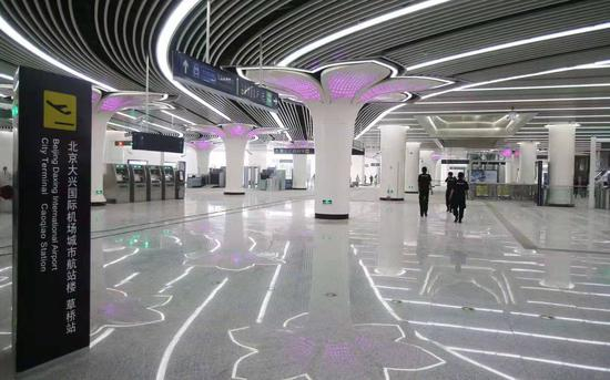 　　未来，在草桥站将实现10号线、大兴机场线和19号线（在建）的三线同站换乘。摄影/新京报记者 王贵彬