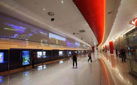 　　大兴机场站厅以新时代的“空中丝路”为主题，营造与机场换乘厅统一的空间效果。摄影/新京报记者 王贵彬