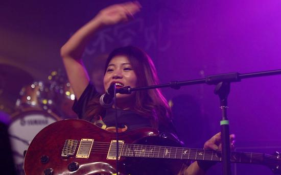 8772乐队主音吉他手程利婷。新京报记者吴琪 摄