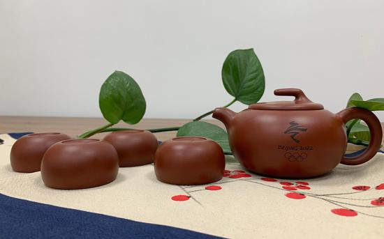 冰壶紫砂五件套。北京冬奥组委供图