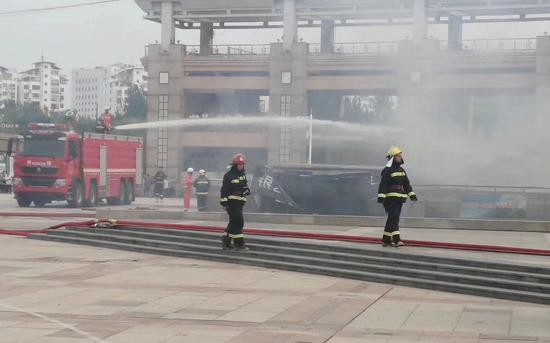 现场视频中，有消防员正在进行灭火救援。受访者供图