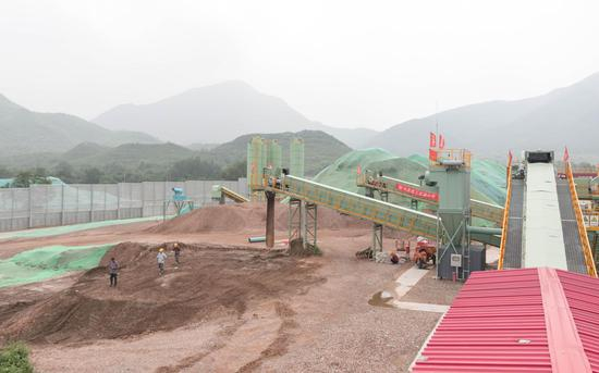 8月6日，北京市海淀区苏家坨建筑垃圾资源化处置现场。新京报记者 陈婉婷 摄