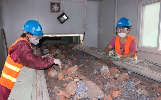 8月6日，四季青建筑垃圾资源化处置点，工人在分拣传送带上的建筑垃圾。新京报记者 陈婉婷 摄
