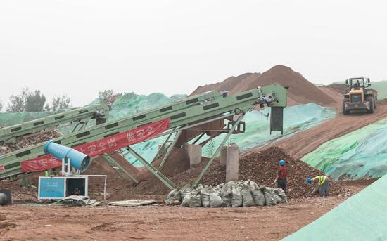 8月6日，北京市海淀区四季青建筑垃圾资源化处置现场。新京报记者 陈婉婷 摄