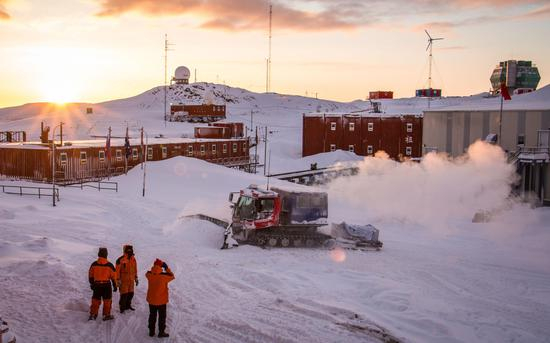 中山站一个普通的早晨，考察队员们一天的工作即将开始。中国极地研究中心&nbsp;李航&nbsp;摄