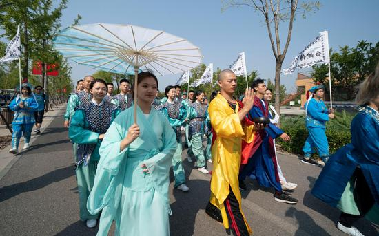 戏曲文化巡游活动。摄影/新京报记者 陶冉