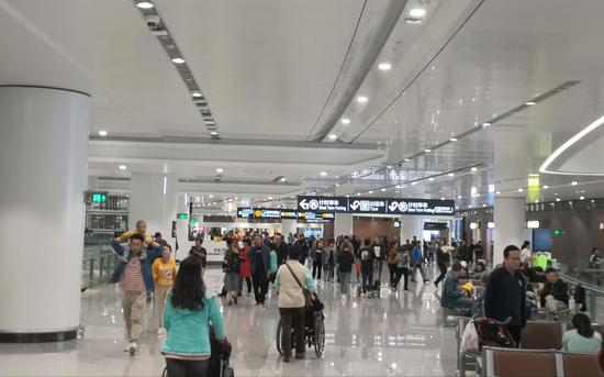 国庆假期大兴机场游客众多，成“网红”景点。摄影/新京报记者 吴婷婷