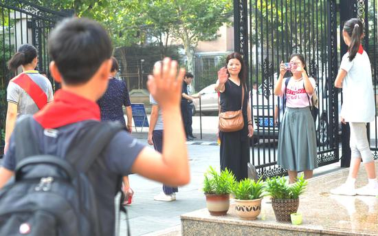 2018年9月，长宁区法院法官徐叶芳送刘世豪上学。受访者供图