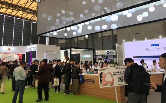 　　10月31日，在某电子烟品牌前，数十位观众在排队领取免费的一次性电子烟，其中多数都是想体验一下电子烟。新京报 韩沁珂摄