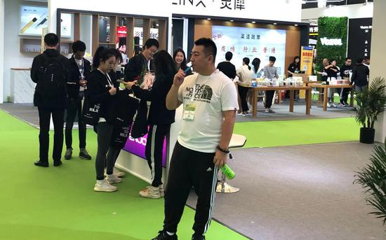 10月31日，一位展会参观者正在吸电子烟。新京报记者 韩沁珂摄