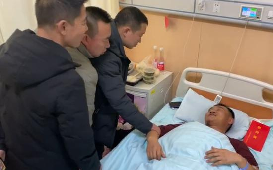 有人前来探望孙万红。新京报记者 马骏 摄