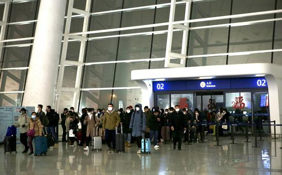 　　1月23日5时57分，旅客戴着口罩进入武汉天河国际机场航站楼。当日10时起，武汉公交地铁暂停运营，武汉机场火车站离汉通道暂时关闭。摄影/新京报记者 郑新洽