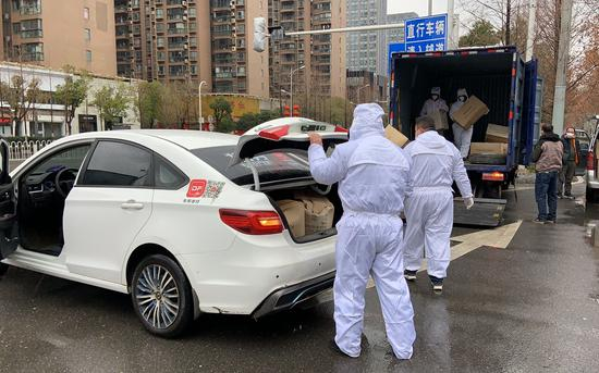 志愿者们正在搬运物资。 受访者供图