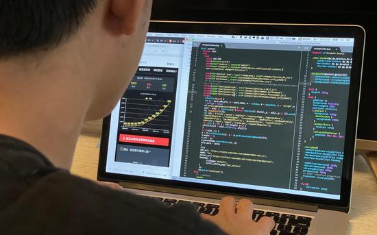 网络辟谣小分队A2N的志愿者正在搭建网站。受访者供图