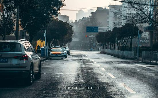 　2月5日，空荡的大街上，只有几辆车停在路边。受访者供图
