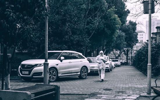 2月2日，老白家小区内，穿着防护服的小区工作人员。受访者供图