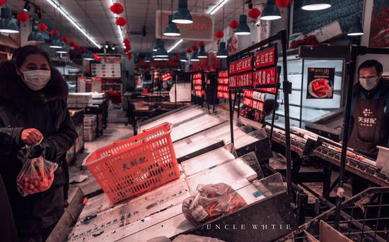 1月23日，离汉通道关闭，超市里被抢购一空的货架。受访者供图