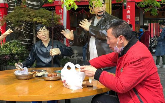 ▲4月4日中午，吉庆街的食客。新京报记者 向凯 摄