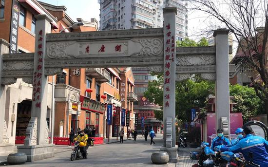　▲4月4日，武汉市江岸区吉庆民俗街。新京报记者 向凯 摄