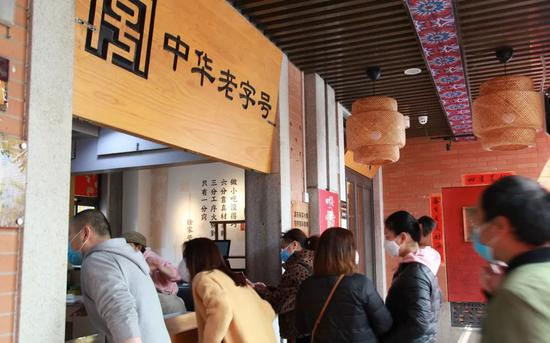 ▲4月4日，四季美吉庆街店，恢复营业第二天，迎来不少食客。新京报记者 向凯 摄