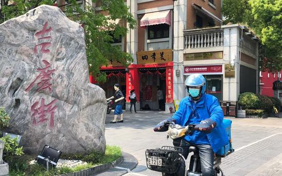 　▲4月4日，吉庆街的外卖小哥正在工作。新京报记者 向凯 摄