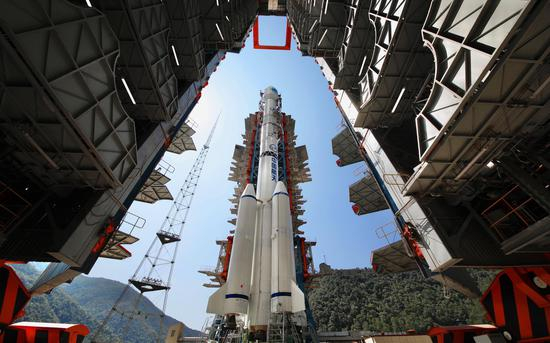 　　西昌卫星发射中心，执行北斗三号最后一颗组网卫星发射的长征三号乙运载火箭转运至发射区。航天科技集团一院