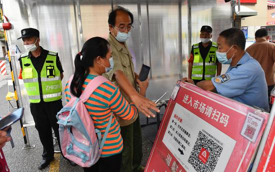 市民入场需扫健康宝。新京报记者 吴宁 摄