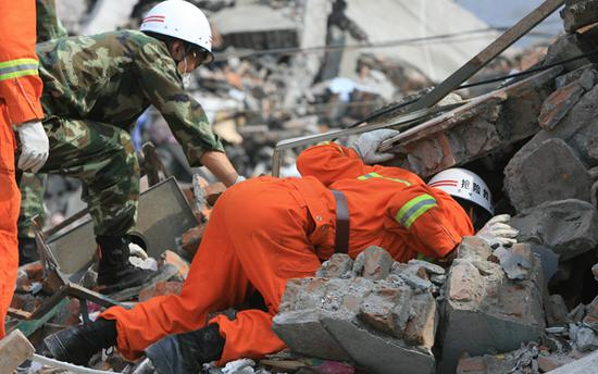 2008年5月15日，救援官兵在映秀地震废墟上寻找生还者。