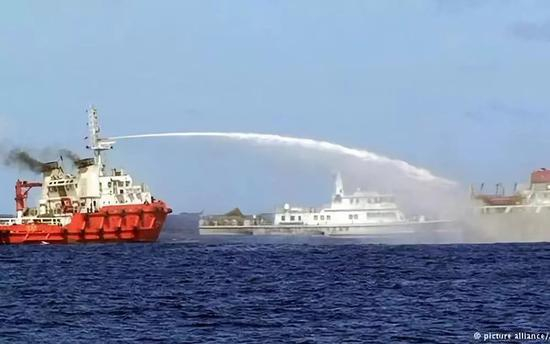 　　▲资料图片：2014年6月，多艘越南船只干扰中国“981”钻井平台作业，中国执法船对其进行驱离。（美联社）