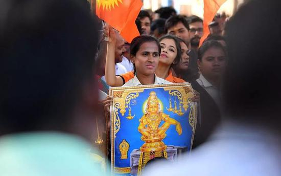 ▲当地时间2019年1月2日，印度高知，民众抗议两名女性进入萨巴里马拉神庙。&nbsp; 图片来源：视觉中国