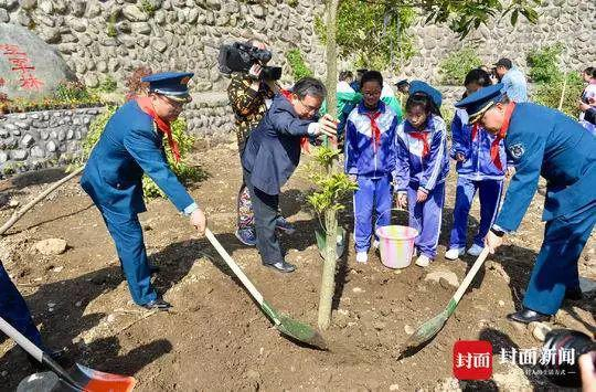 官兵代表和校园师生种下“空军林”