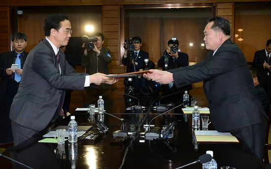 　　当地时间2018年3月29日，在韩朝边境板门店朝方一侧的统一阁，韩国统一部长官赵明均与朝鲜祖国和平统一委员会委员长李善权举行韩朝高级别会谈。