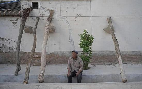 陈怀军在自家危房前。