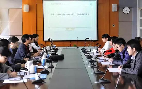 某高校自主招生复试现场。图文无关