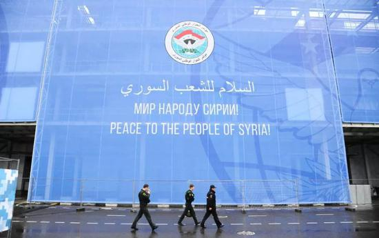 这是1月30日在俄罗斯索契拍摄的叙利亚全国对话大会会场外景。（新华社发 阿马尔摄）