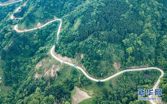 “通村村”车辆行驶在贵州省雷山县大塘镇的乡村公路上（5月24日无人机拍摄）。 新华社记者 陶亮 摄