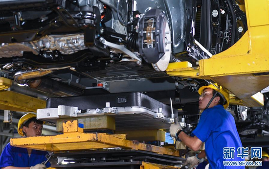 工人在深圳比亚迪总部为新能源汽车安装电池（2020年9月23日摄）。新华社记者 毛思倩 摄