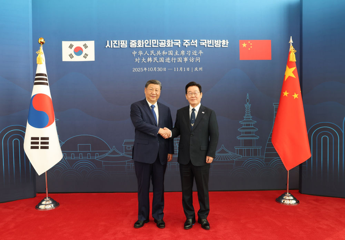 　　当地时间11月1日下午，韩国总统李在明同中国国家主席习近平在庆州博物馆举行会谈。这是两国元首握手合影。新华社记者 黄敬文 摄