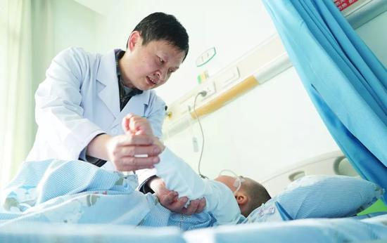 杜浩给孩子做检查