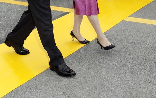 2007年10月2日，时任韩国总统卢武铉与夫人，徒步走过军事分界线。